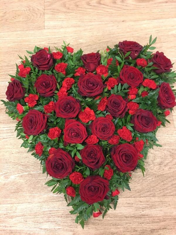 https://www.phoenixflowers.co.uk/upload/mt/phf144/products/lg_201750012-heart:--loose-flower-design.jpg